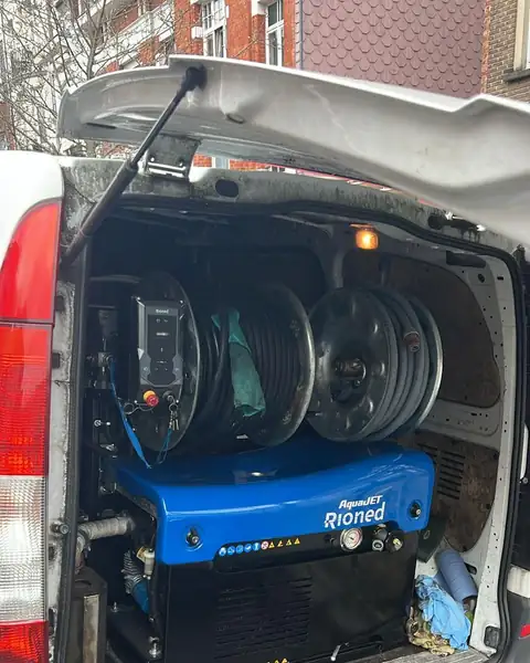 Groupe de débouchage haute pression et dévidoirs de tuyaux à l'arrière de la camionnette de MD Débouchage