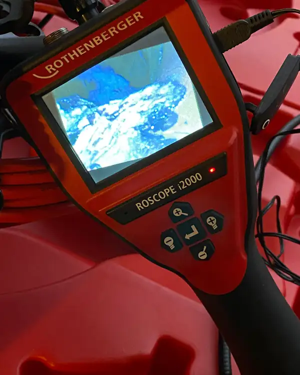 Écran d'une caméra d'inspection de canalisation montrant l'intérieur d'un tuyau
